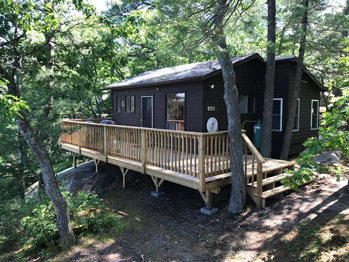 Rusty's Cabin: new deck front